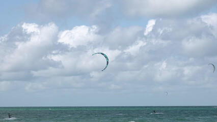 Kitesurfeurs en bord de mer