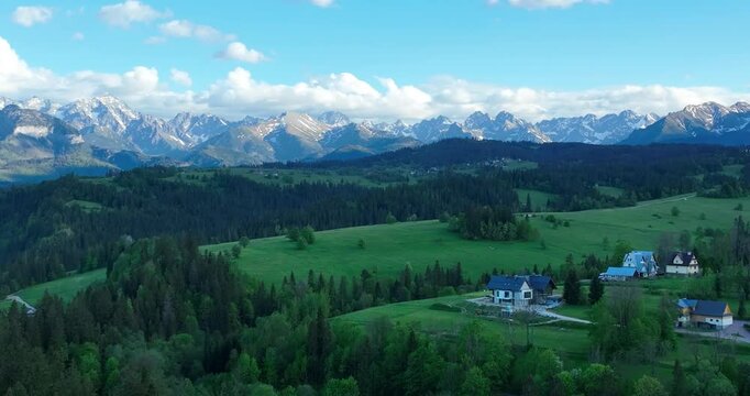 Wiosenny krajobraz g&oacute;rski, G&oacute;ry na tle błękitnego nieba, 