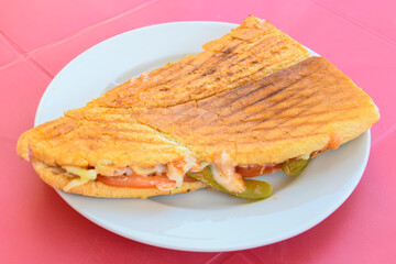 Turkish karisik atom kare  tost ( kasarli bazlama tost) . Sucuklu, Kasarli,  cheddarli, kavurmali...