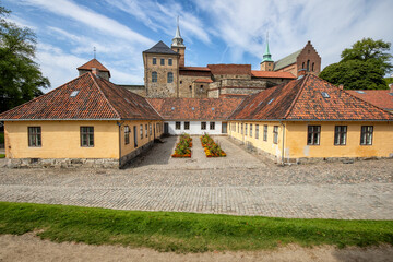burg von oslo mit blumengarten