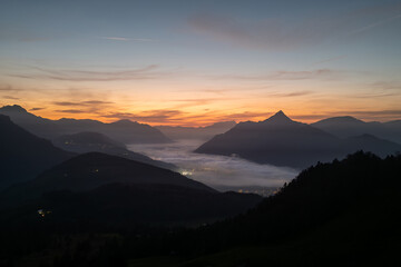 Verträumte Berglandschaft im Sonnenuntergang