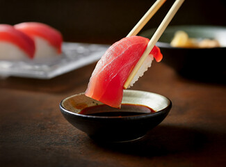 マグロの寿司を醤油に漬ける