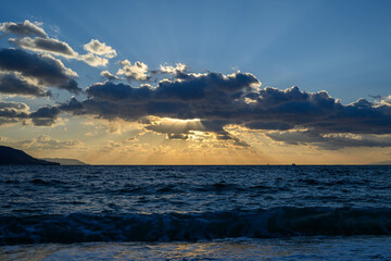 兵庫県明石海峡の夕暮れ。淡路島を背景に日が沈んでいく