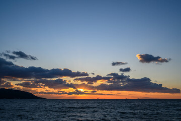 兵庫県明石海峡の夕暮れ。淡路島を背景に日が沈んでいく