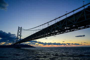夕暮れの明石海峡大橋