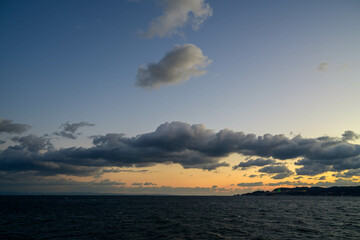 兵庫県明石海峡の夕暮れ。淡路島を背景に日が沈んでいく