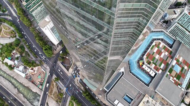 Bajando por el exterior del Costanera Center desde Dron