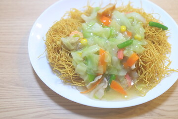 お皿に盛り付けた長崎名物皿うどん