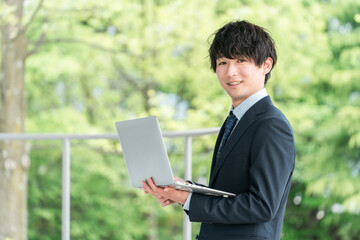 パソコン・ノートパソコン・ラップトップを使う若いアジア人ビジネスマン
