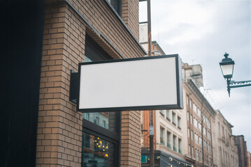 벽돌 건물 외벽 돌출 간판 목업