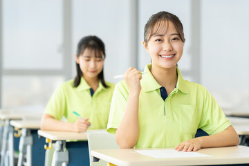 勉強する介護福祉士　撮影協力：学校法人電波学園　東京電子専門学校
