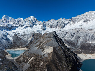 Obraz premium Aerial view of beautiful snow capped mountain and lake landscape in Tibet, China