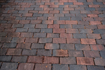 敷き詰められた古いレンガ道