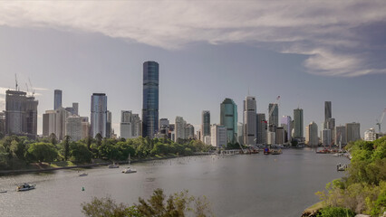 Obraz premium a summer afternoon shot of the city of brisbane and river from kangaroo point in queensland, australia