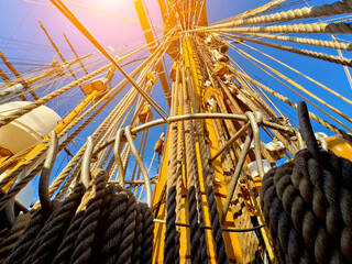 Obraz premium Ropes stretched across the masts of an old ship