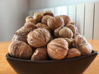 Bol de chataignes pelées prêtes à être cuisinées