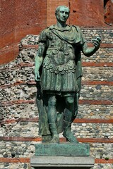 Naklejka premium Statue en bronze représentant Jules César devant la Porte Palatine à Turin