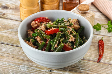 Salad with canned tuna and beans
