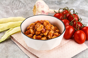 White baked bean in tomato sauce