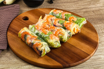 Vietnamese spring roll with prawn and mango