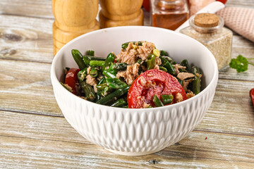 Salad with canned tuna and beans
