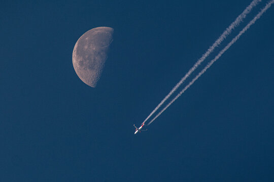 Avi&atilde;o e a lua