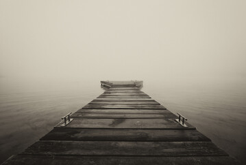 Obraz premium LANDSCAPE BY THE LAKE - Wooden pier on a misty morning