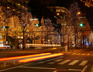 大阪市の繁華街のクリスマスのイルミネーションの風景と道路の車の列
