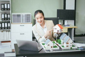 An Asian female staff member sells houses online, discussing project homes, loans, and contracts.She guides buyers and sellers through the process of purchasing and selling house and land properties