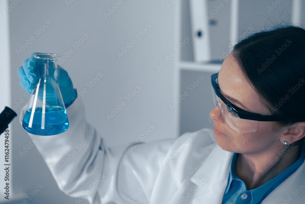 Aufkleber A scientist in a lab is analyzing a blue solution for a research project, using advanced technology and precision equipment in chemistry and biotechnology to seek innovative healthcare solutions