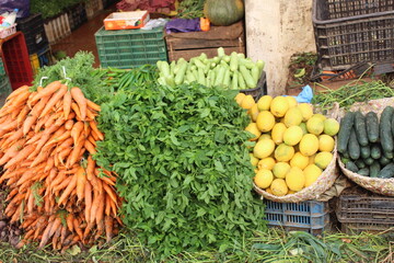 Belle étale colorée de marché marocain légume et fruit à Fès au Maroc