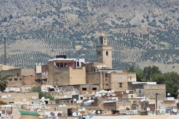 Panorama de la ville marocaine de Fès et minaret