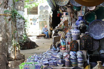 Boutique de vaisselle en porcelaine traditionnelle bleue marocaine à Fes au Maroc
