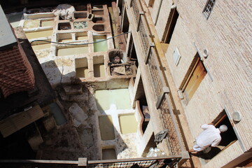 Usine artisinale avec bacs de fabrication du cuir avec bacs de trempage au Maroc à Fes