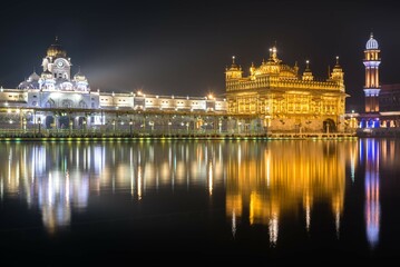 Obraz premium The Golden Temple also known as the Harmandir Sāhib, or the Darbār Sāhib, is a gurdwara located in the city of Amritsar, Punjab, India. It is the pre-eminent spiritual site of Sikhism.