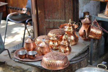 Boutique d'accessoires en cuivre comme des théières, bol et récipient au Maroc à Fès