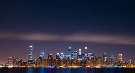 Obraz premium Urban night scene where the skyline is softly blurred by the distance