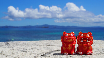沖縄の海とシーサー 沖縄県本部町 ゴリラチョップの海