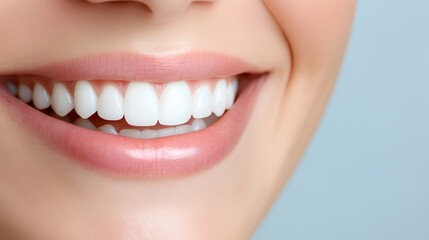 Obraz premium Woman with a white smile. Her teeth are clean and white. She is smiling