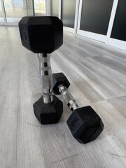 Mancuernas de gimnasio para entrenamiento de bíceps, tríceps y ejercicios de fuerza