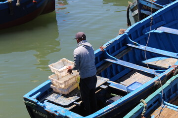 Pêcheur sur son bateau dans le port de Essaouira au Maroc