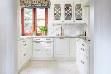 Modern white kitchen with marble and gold elements
Współczesna biała kuchnia z marmurem i złotymi elementami