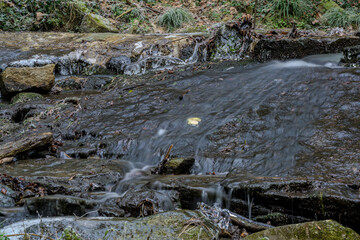 Ein frostiger Tag am Wasserfall im Perlbachtal, Niederbayern