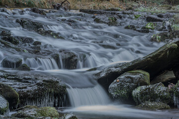 Ein frostiger Tag am Wasserfall im Perlbachtal, Niederbayern