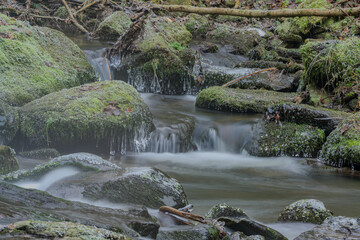 Ein frostiger Tag am Wasserfall im Perlbachtal, Niederbayern
