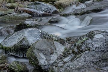 Ein frostiger Tag am Wasserfall im Perlbachtal, Niederbayern