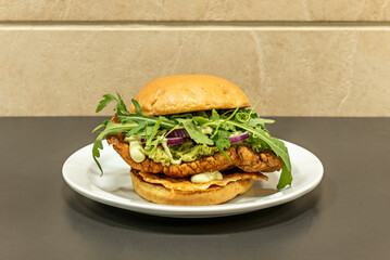 Combinations of ingredients and seasonings can range from classic to innovative, allowing each person to customize their burger to their taste and texture preferences