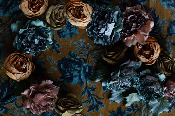 Jesienne kwiaty na welurowej tkaninie © alicjakoll