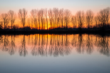 spettacolare tramonto. riflessi nell'acqua 