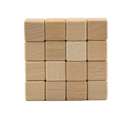 Cubos de madera sobre fondo blanco formando un cuadrado, juegos